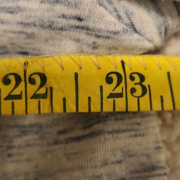 Women within gray top - Picture 6 of 7